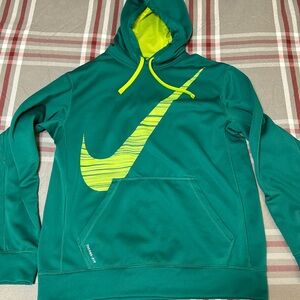Nike therma fit hoodie great condition smoke free, you need this!!